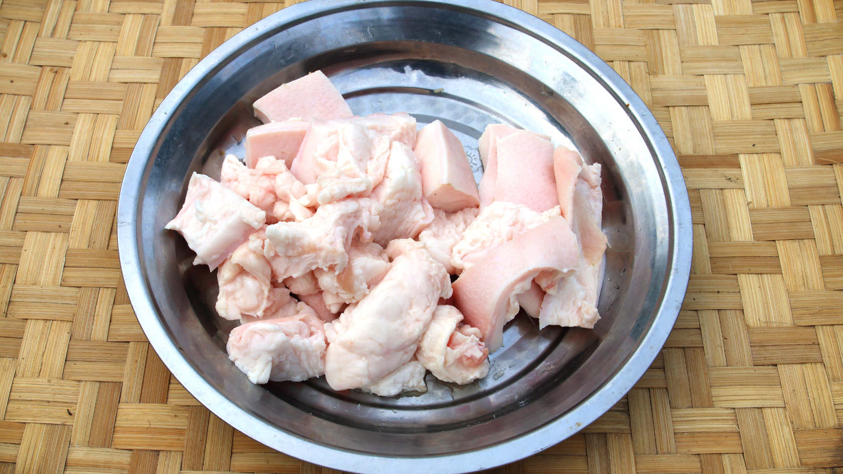 A shallow steel bowl filled with tallow.